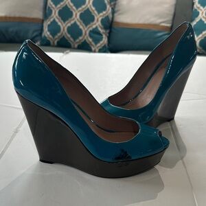 Vince Camuto Platform Patent Wedge Pumps Teal and Black Wedge Heels 7.5 peep toe